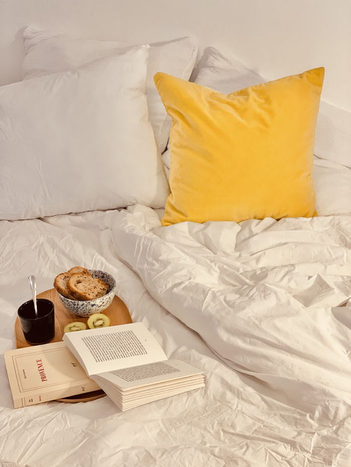 Lit avec plateau petit-déjeuner